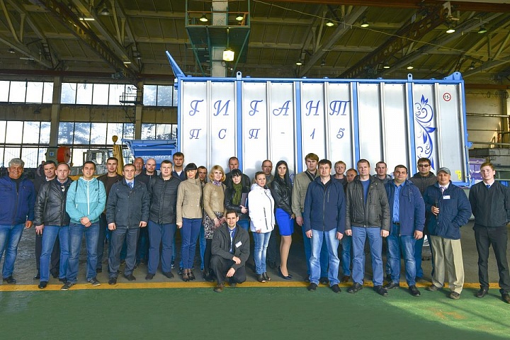 Сотрудники ЗАО «ПК «Ярославич» и представители дилерских организаций на фоне полуприцепа с подпрессовкой груза ПСП-15 «Гигант»