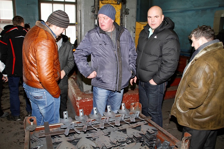 В кузнице: гостям показывают стрельчатую лапу производства «ПК «Ярославич»
